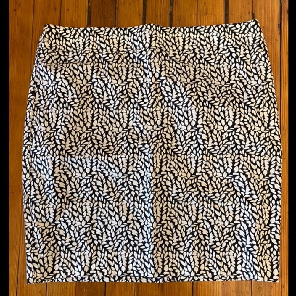 Black and white floral Loft pencil skirt